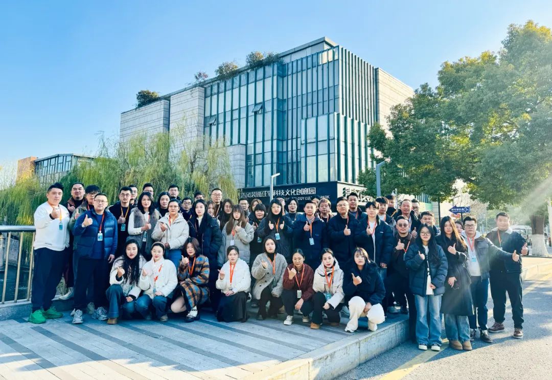 清风装饰企业集团祝大家元旦快乐，2025鸿运当头！