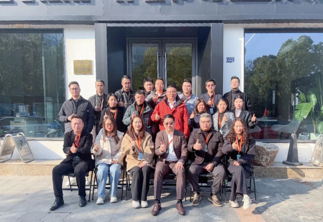 清风装饰企业集团祝大家元旦快乐，2025鸿运当头！